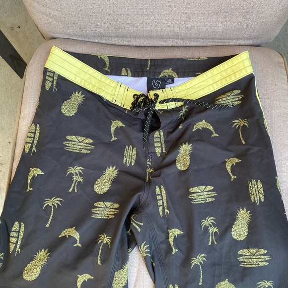 Bundle /board shorts - Picture 7 of 8